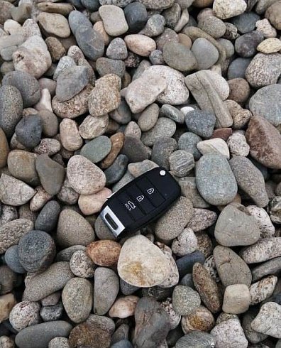 Kamenclub.ru: Галька горная речная окат (цветная) фр. 20-40 мм. купить  в Волжском галька речная серый синий бежевый белый окатанная речная галька ландшафтная 6800 руб/т   фото КАМЕНЬ КЛУБ