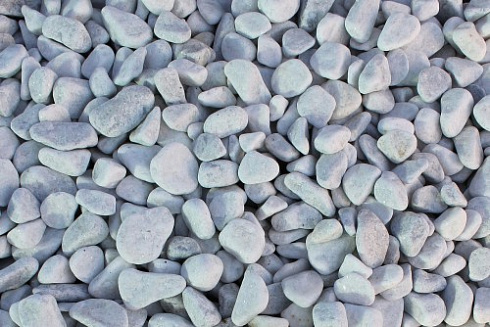 Kamenclub.ru: Мраморная крошка (щебень галтованный белый), фр.20-40 мм.  купить в Волжском мрамор белый бежевый молочный мраморный щебень декоративный 17000 руб/т   фото КАМЕНЬ КЛУБ