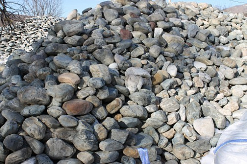 Kamenclub.ru: Ландшафтные валунчики фр.100-500 мм.  купить в Волжском крупный природный камень серый, темно-серый, светло-серый речной валун крупный 4800 руб/т   фото КАМЕНЬ КЛУБ