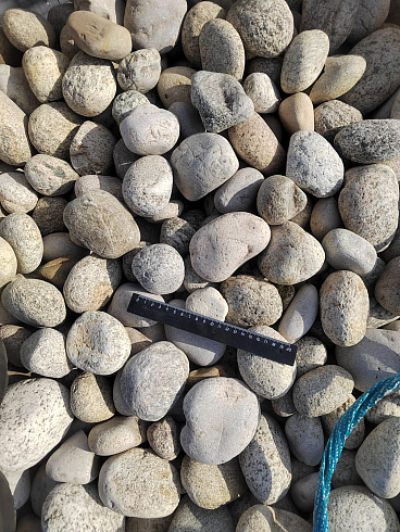 Kamenclub.ru: Галька речная окат (серо-белая) фр. 70-120 мм купить  в Волжском галька галечник бело-серая, серо-белая, серая, белая речная природная галька  8000 руб/т   фото КАМЕНЬ КЛУБ