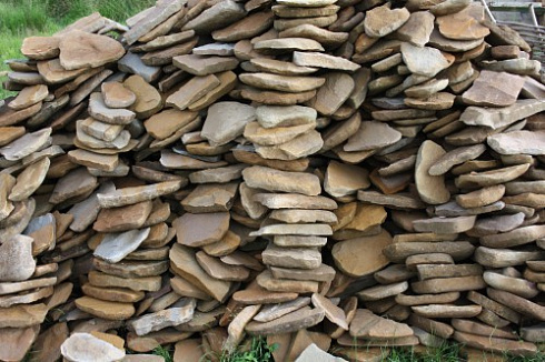 Kamenclub.ru: Песчаник колотый для облицовки (фр. 2-3 см)  купить в Волжском песчаник бежевый серый рыжий песчаник строительный 5000 руб/т   фото КАМЕНЬ КЛУБ