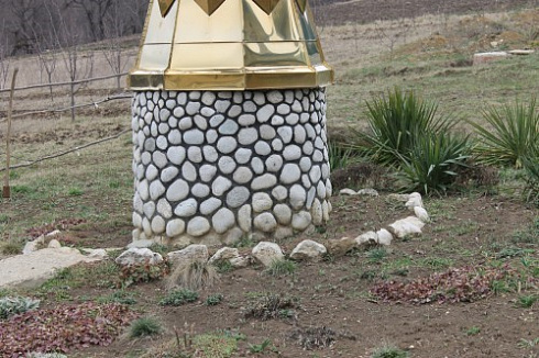 Kamenclub.ru: Галька речная плоская (бело-серая) фр. 100-200-300 мм. купить  в Волжском галька речная плоская серый, белый, бело-серый, серо-белый речная галька плоская  9000 руб/т   фото КАМЕНЬ КЛУБ