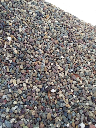 Kamenclub.ru: Галька речная окат цветная фр.5-10 мм. купить  в Волжском галька речная белый, серый, красноватый, синий, темно-серый речная окатанная галька декоративная 6800 руб/т   фото КАМЕНЬ КЛУБ