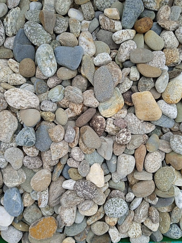 Kamenclub.ru: Галька горная речная окат (цветная) фр. 20-40 мм. купить  в Волжском галька речная серый синий бежевый белый окатанная речная галька ландшафтная 6800 руб/т   фото КАМЕНЬ КЛУБ