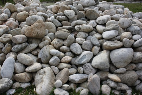 Kamenclub.ru: Бело-серый валунчик фр.100-300 мм.  купить в Волжском крупный камень для ландшафта серый, белый бело-серый валун крупная галька 4500 руб/т   фото КАМЕНЬ КЛУБ