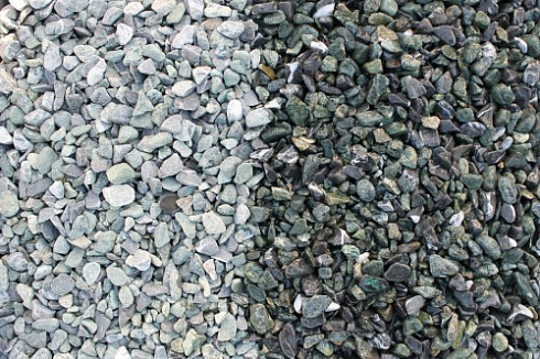 Kamenclub.ru: Мраморная крошка (щебень галтованный микс:зеленый-черный) фр.10-20 мм.  купить в Волжском мрамор зеленый, черный декоративные ландшафтные окатанные округлые камни щебня 14500 руб/т   фото КАМЕНЬ КЛУБ