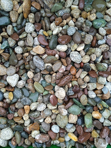 Kamenclub.ru: Галька горная речная окат (цветная) фр. 20-40 мм. купить  в Волжском галька речная серый синий бежевый белый окатанная речная галька ландшафтная 6800 руб/т   фото КАМЕНЬ КЛУБ