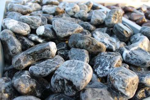 Kamenclub.ru: Щебень галтованный черный (мрамор) фр.20-40 мм.  купить в Волжском мрамор черный с белыми прожилками мрамор окатанный округлый 15000 руб/т   фото КАМЕНЬ КЛУБ