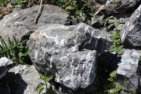 Kamenclub.ru: Черный мрамор скальник фр. 1000-1500 мм.  купить в Волжском мрамор черный белый серый крупный колотый валун ландшафтный 9000 руб/т   фото КАМЕНЬ КЛУБ