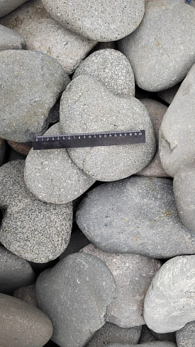 Kamenclub.ru: Галька речная плоская (темно-серая) фр. 70-150 мм. купить  в Волжском галечник природный темно-серый серый синий речная плоская природная окатанная  9000 руб/т   фото КАМЕНЬ КЛУБ