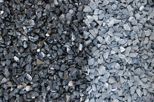 Kamenclub.ru: Щебень крошка черный (мрамор) фр. 10-20 мм.  купить в Волжском мрамор черный с белыми прожилками, черный, белый каменная ландшафтная декоративная крошка щебня 11000 руб/т   фото КАМЕНЬ КЛУБ