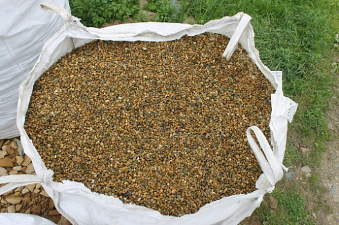 Kamenclub.ru: Галька окат (серо-желтая) фр.10-20 мм. купить  в Волжском галька серо-желтая, рыжая, серый речная окатанная округлая галька 5000 руб/т   фото КАМЕНЬ КЛУБ