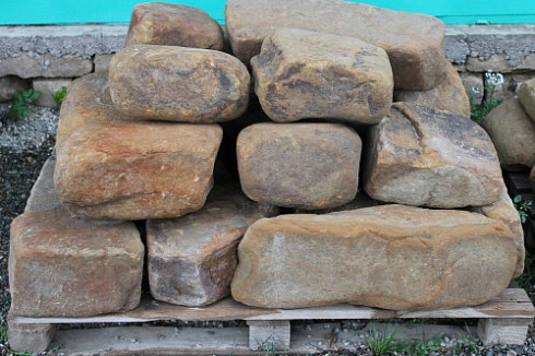 Kamenclub.ru: Песчаник для строительства и кладки (фр. 200-400 мм)  купить в Волжском песчаник бежевый серый рыжий желтый блоки для строительства из песчаника 6500 руб/т   фото КАМЕНЬ КЛУБ