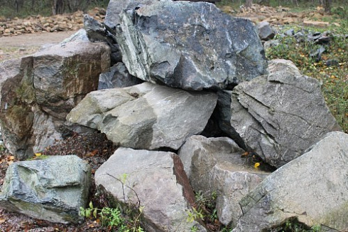 Kamenclub.ru: Змеевик скальник фр. 500-1500 мм.  купить в Волжском змеевик зеленый серый черный глыба скальная колотая 7500 руб/т   фото КАМЕНЬ КЛУБ