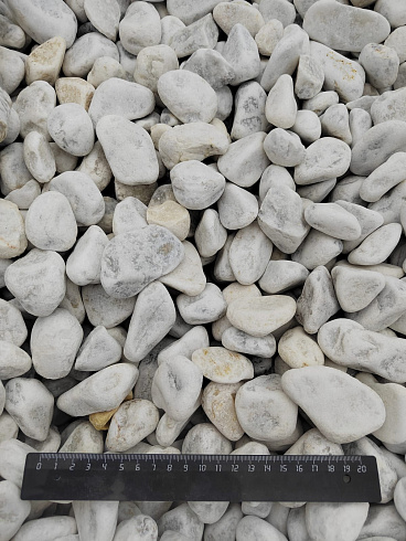 Kamenclub.ru: Мраморная крошка (щебень галтованный белый) фр.40-70 мм.  купить в Волжском мрамор белый молочный айвори окатанный округлый природный камень 17000 руб/т   фото КАМЕНЬ КЛУБ