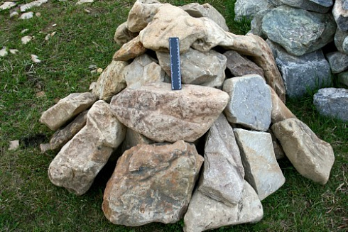 Kamenclub.ru: Песчаник декоративный ландшафтный (фр. 300-500 мм)  купить в Волжском песчаник желтый рыжий серый зеленый валун речной окатанный природный песчаника 4 500 руб/т   фото КАМЕНЬ КЛУБ