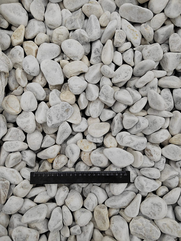 Kamenclub.ru: Мраморная крошка (щебень галтованный белый) фр.40-70 мм.  купить в Волжском мрамор белый молочный айвори окатанный округлый природный камень 17000 руб/т   фото КАМЕНЬ КЛУБ