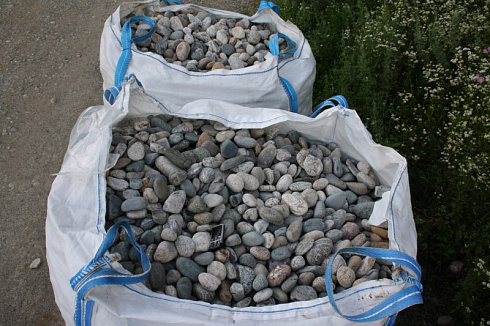 Kamenclub.ru: Галька речная окат (серая) фр.40-60 мм купить  в Волжском галька речная серый бежевый рыжий коричневый округлый речной камень 5000 руб/т   фото КАМЕНЬ КЛУБ