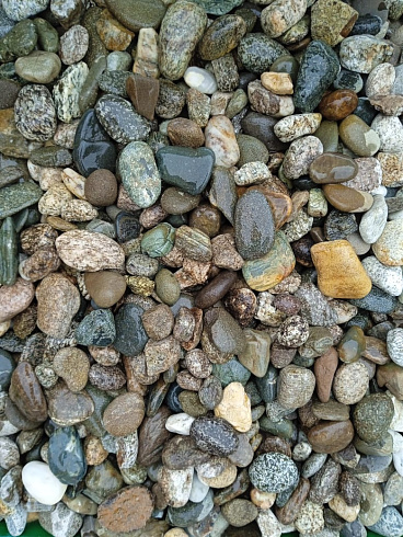 Kamenclub.ru: Галька горная речная окат (цветная) фр. 20-40 мм. купить  в Волжском галька речная серый синий бежевый белый окатанная речная галька ландшафтная 6800 руб/т   фото КАМЕНЬ КЛУБ