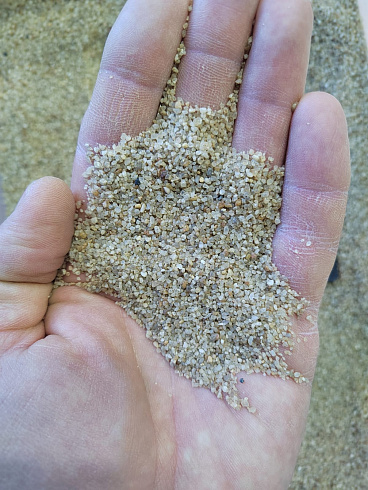 Кварцевый песок для площадок фр. 0,6-1,2 мм.  купить в Волжском фото Камень Клуб