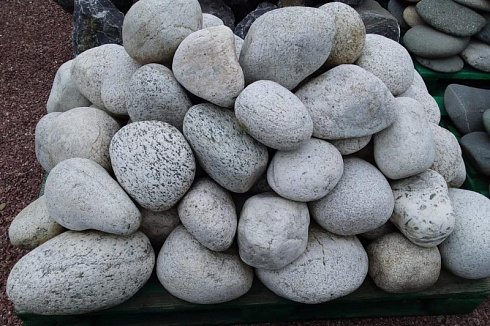 Kamenclub.ru: Бело-серый валунчик фр.100-300 мм.  купить в Волжском крупный камень для ландшафта серый, белый бело-серый валун крупная галька 4500 руб/т   фото КАМЕНЬ КЛУБ