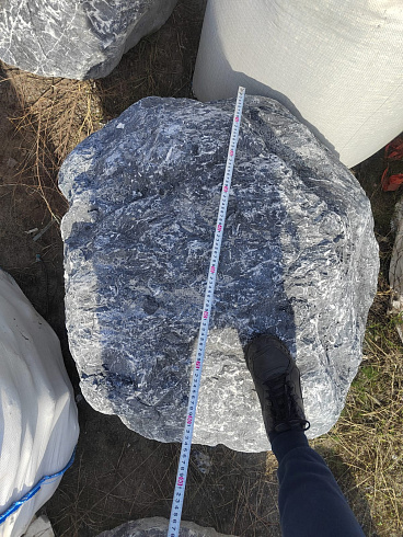 Kamenclub.ru: Черный мрамор скальник фр. 1000-1500 мм.  купить в Волжском мрамор черный белый серый крупный колотый валун ландшафтный 9000 руб/т   фото КАМЕНЬ КЛУБ