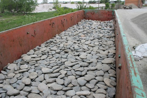 Kamenclub.ru: Галька речная плоская (ассорти) фр. 100-200-300 мм купить  в Волжском галька галечник природный серый, белый темно-серый синий рыжий светло-серый природная галька плоская крупная 8000 руб/т   фото КАМЕНЬ КЛУБ