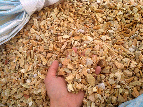 Kamenclub.ru: Щебень крошка желтый (ЗЛАТОЛИТ) фр. 5-10 мм.  купить в Волжском мрамор золотистый, бежевый, желтый каменная ландшафтная декоративная крошка здатолита 8500 руб/т   фото КАМЕНЬ КЛУБ