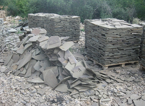 Kamenclub.ru: Песчаник пластушка серо-зеленый (1,5 см)  купить в Волжском плитняк - пластушка серо-зеленый, серый, зеленый пластушка рваная ландшафтная колотая 10200 руб/м3   фото КАМЕНЬ КЛУБ