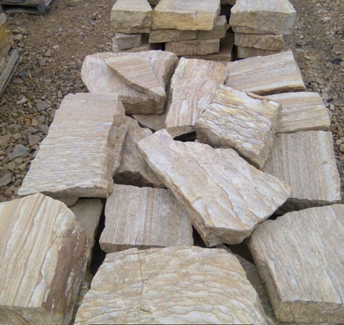 Kamenclub.ru: Песчаник пластушка желтый с рисунком (7-15 см)  купить в Волжском плитняк - пластушка - бут желтый песчаник 10200 руб/м3   фото КАМЕНЬ КЛУБ