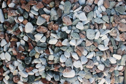 Kamenclub.ru: Мраморная крошка (щебень галтованный микс:белый-зеленый-розовый) фр.20-40 мм.  купить в Волжском мрамор белый, зеленый, розовый мрамор декоративный (галтовка) 15500 руб/т   фото КАМЕНЬ КЛУБ