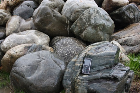 Kamenclub.ru: Речной валун Кабанчик фр.300-500 мм.  купить в Волжском крупный природный камень галька серый, темно-серый речной валун галечник масштабный 7000 руб/т   фото КАМЕНЬ КЛУБ