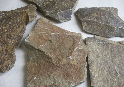 Kamenclub.ru: Песчаник пластушка "фонтанка" серо-зеленая (3,0-5,0 см)  купить в Волжском песчаник серо-зеленая колотые плитки облицовочные пластушки 11400 руб/м3   фото КАМЕНЬ КЛУБ