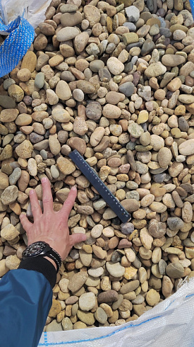 Kamenclub.ru: Галька речная окат рыжая фр. 20-40 мм. купить  в Волжском галька речная окатанная рыжая желтая серая округлая речная галька 5000 руб/т   фото КАМЕНЬ КЛУБ