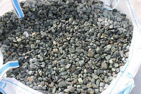 Kamenclub.ru: Щебень крошка зеленый (змеевик) фр. 20-40 мм.  купить в Волжском мрамор зеленый, салатовый ландшафтная мраморная крошка 8500 руб/т   фото КАМЕНЬ КЛУБ