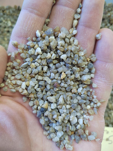 Кварцевый песок для площадок фр. 2-5 мм.  купить в Волжском фото Камень Клуб