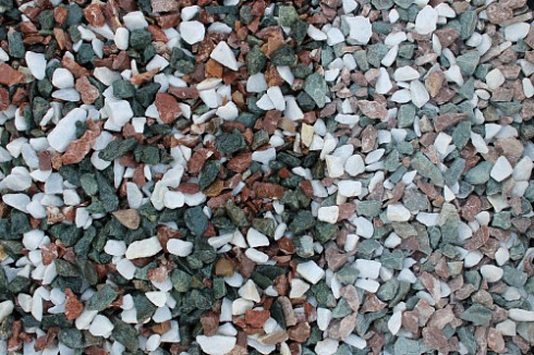 Kamenclub.ru: Мраморная крошка (щебень крошка микс: белый-зеленый-розовый) фр. 10-20 мм.  купить в Волжском мрамор белый, зеленый, розовый декоративный ландшафтный колотый щебень 12000 руб/т   фото КАМЕНЬ КЛУБ