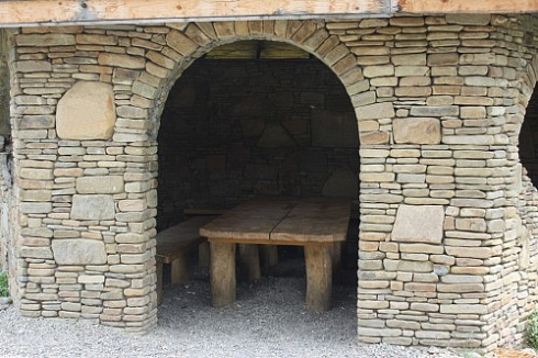 Kamenclub.ru: Песчаник для строительства и кладки блочный (фр 100-200 мм)  купить в Волжском песчаник бежевый серый рыжий валун мелкий для строительства песчаник 6500 руб/т   фото КАМЕНЬ КЛУБ