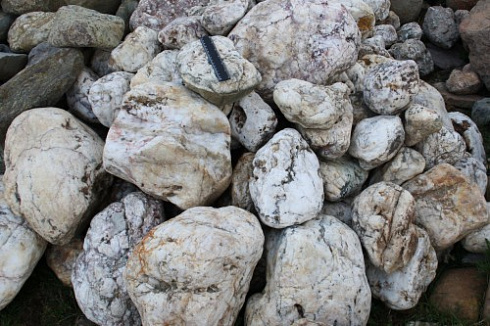 Kamenclub.ru: Кварцевый валунчик фр.100-300 мм.  купить в Волжском кварц белый, бежевый молочный рыжий крупный природный камень галечник 7850 руб/т   фото КАМЕНЬ КЛУБ