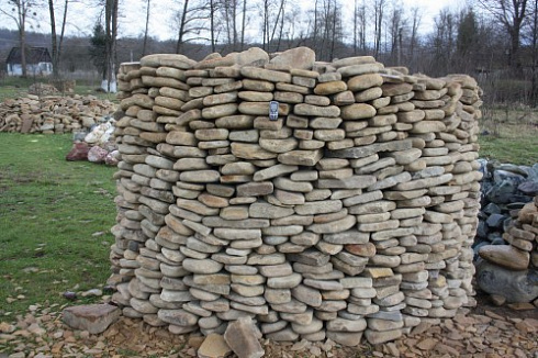 Kamenclub.ru: Песчаник для мощения дорожек, площадок, парковок ( фр 5-10 см)  купить в Волжском песчаник  серый желтый коричневый рыжий песчаник оголтованный окатанный 6500 руб/т   фото КАМЕНЬ КЛУБ