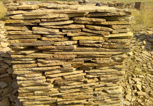 Kamenclub.ru: Песчаник пластушка желтый с разводом под дерево (2 см)  купить в Волжском плитняк желтый с разводами, желтый, рыжий, серый песчаник пластушка рваная ландшафтная 11 000 руб/м3   фото КАМЕНЬ КЛУБ