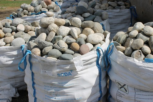 Kamenclub.ru: Речной валун (Ассорти) фр.100-300 мм.  купить в Волжском галечник серый, темно-серый, светло-серый речная галька крупных размеров 4200 руб/т   фото КАМЕНЬ КЛУБ