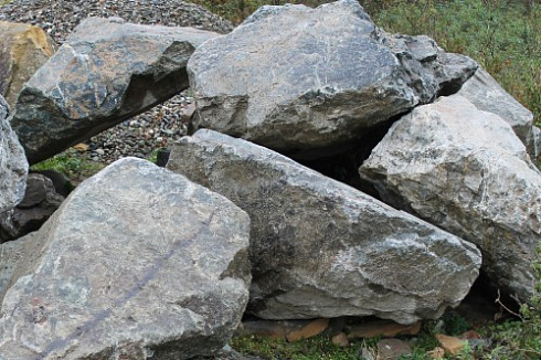 Kamenclub.ru: Змеевик скальник фр. 500-1500 мм.  купить в Волжском змеевик зеленый серый черный глыба скальная колотая 7500 руб/т   фото КАМЕНЬ КЛУБ