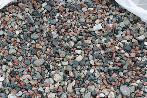 Kamenclub.ru: Мраморная крошка (щебень галтованный микс:: серый-зеленый-розовый) фр.10-20 мм.  купить в Волжском мрамор серый, зеленый, розовый щебень окатанный округлый декоративный ландшафтный 15500 руб/т   фото КАМЕНЬ КЛУБ