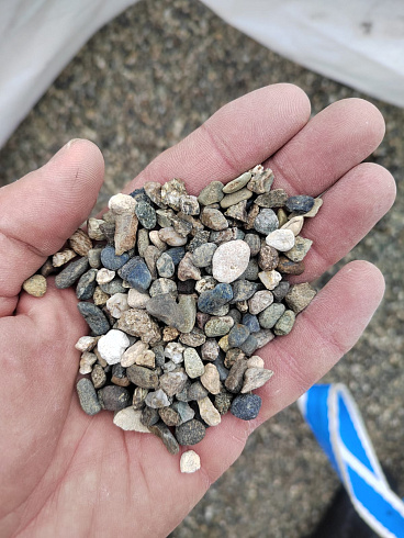 Kamenclub.ru: Галька речная окат (серая) фр.5-10 мм купить  в Волжском галька речная серая, серый, темно-серый, светло-серый, коричневый речная окатанная галька декоративная ландшатфная 5000 руб/т   фото КАМЕНЬ КЛУБ
