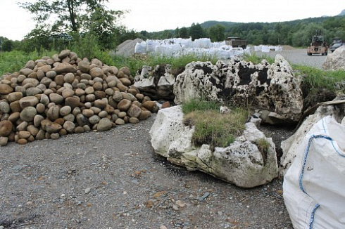 Kamenclub.ru: Песчаник ядра, фр. 100-300 мм  купить в Волжском песчаник бежевый серый рыжий речная галька 5 000 руб/т   фото КАМЕНЬ КЛУБ