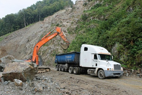 Kamenclub.ru: Гранит скальник (серо-зеленый) фр. 500-1500 мм.  купить в Волжском гранит мрамор  серый зеленый темно-серый глыба скальная колотая ландшафтная 7 500 руб/т   фото КАМЕНЬ КЛУБ