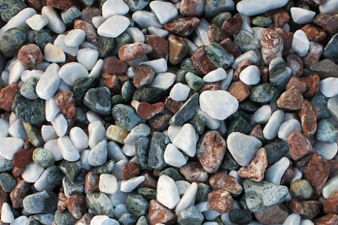 Kamenclub.ru: Мраморная крошка (щебень галтованный микс:: серый-зеленый-розовый) фр.10-20 мм.  купить в Волжском мрамор серый, зеленый, розовый щебень окатанный округлый декоративный ландшафтный 15500 руб/т   фото КАМЕНЬ КЛУБ