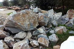 Kamenclub.ru: Гранит скальник (серо-зеленый) фр. 500-1500 мм.  купить в Волжском гранит мрамор  серый зеленый темно-серый глыба скальная колотая ландшафтная 7 500 руб/т   фото КАМЕНЬ КЛУБ