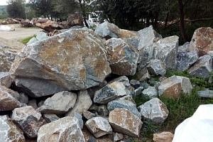 Kamenclub.ru: Гранит скальник (серо-зеленый) фр. 500-1500 мм.  купить в Волжском гранит мрамор  серый зеленый темно-серый глыба скальная колотая ландшафтная 7 500 руб/т   фото КАМЕНЬ КЛУБ